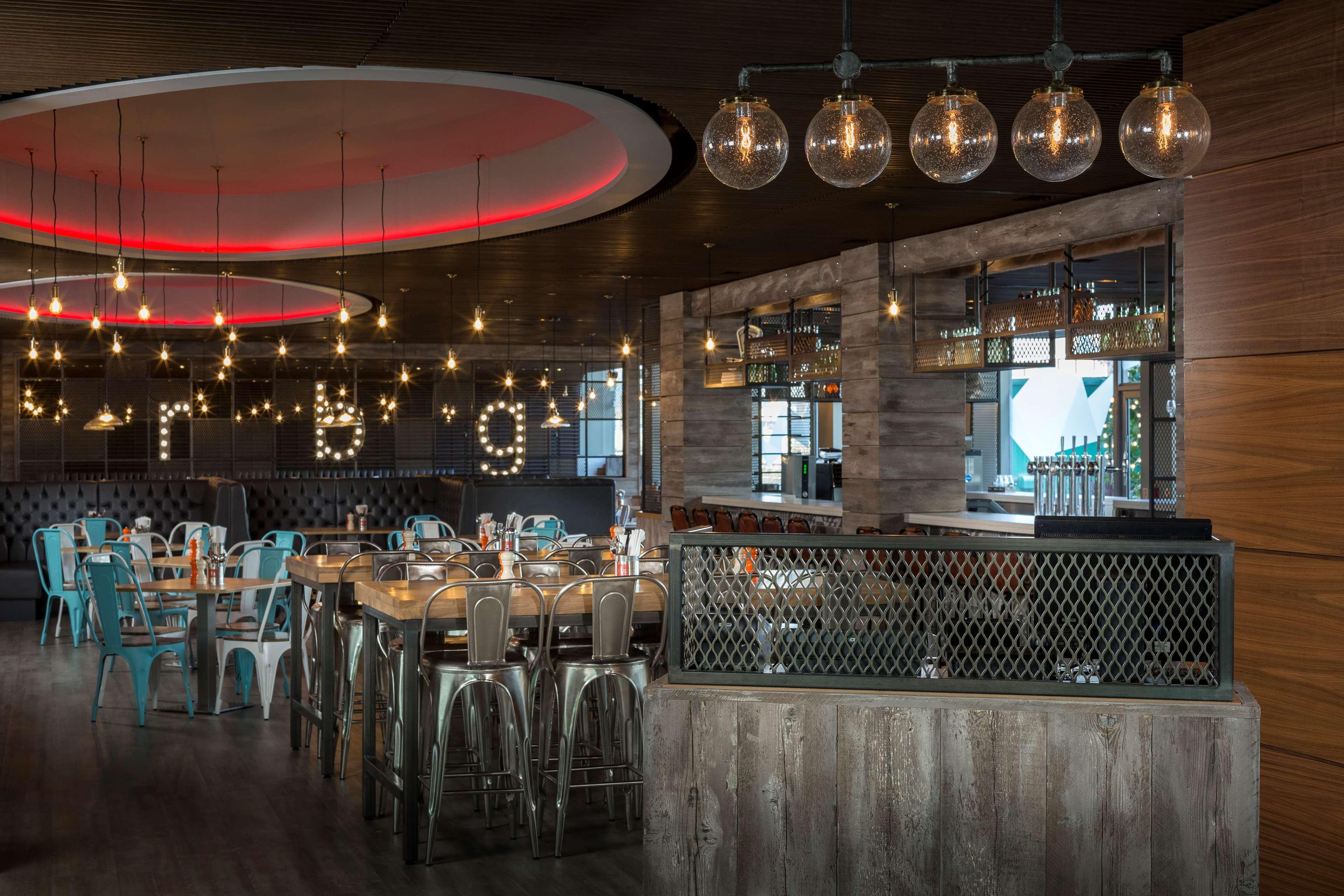 Radisson Red London Heathrow Hotell Harmondsworth Exteriör bild Interior of the restaurant